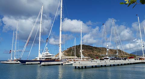 Яхты стоят на якоре в Christophe Harbour