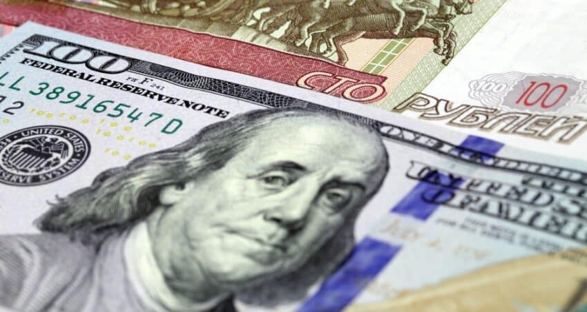 Россия ввозит иностранную валюту